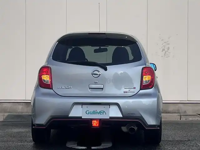 日産 マーチ ニスモS 三重県 2016(平28)年 5.5万km ブリリアントシルバー ５MT/NISMOフロントタワーバー/オーディオ（CD/FM/AM/AUX）/ETC/ドライブレコーダー（前）/ドライビングセーフティセンサー(ZERO-802V)/オートライト/電動格納ミラー/メッキV字加飾付「nismo S」エンブレム入ブラックメッシュフロントグリル/開口部台形メッシュフロントエアロバンパー/レッド加飾付ブラックフロントスポイラー/LEDハイパーデイライト/ボディ同色アウトサイドドアハンドル/ブラックドアサッシュ/フェンダーアーチモール/加飾付サイドシルスポイラー/リアスポイラー/レッド加飾付リアエアロバンパー/専用マフラー/リアフォグランプ/バックドア「nismo S」エンブレム/専用サスペンション/専用ブレーキシステム/レッド加飾付革/アルカンターラコンビステアリングホイール/専用アナログメーター/「nismo」ロゴ入専用タコメーター