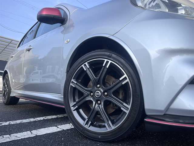 日産 マーチ ニスモS 三重県 2016(平28)年 5.5万km ブリリアントシルバー ５MT/NISMOフロントタワーバー/オーディオ（CD/FM/AM/AUX）/ETC/ドライブレコーダー（前）/ドライビングセーフティセンサー(ZERO-802V)/オートライト/電動格納ミラー/メッキV字加飾付「nismo S」エンブレム入ブラックメッシュフロントグリル/開口部台形メッシュフロントエアロバンパー/レッド加飾付ブラックフロントスポイラー/LEDハイパーデイライト/ボディ同色アウトサイドドアハンドル/ブラックドアサッシュ/フェンダーアーチモール/加飾付サイドシルスポイラー/リアスポイラー/レッド加飾付リアエアロバンパー/専用マフラー/リアフォグランプ/バックドア「nismo S」エンブレム/専用サスペンション/専用ブレーキシステム/レッド加飾付革/アルカンターラコンビステアリングホイール/専用アナログメーター/「nismo」ロゴ入専用タコメーター