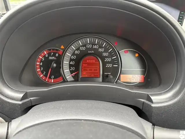日産 マーチ ニスモS 三重県 2016(平28)年 5.5万km ブリリアントシルバー ５MT/NISMOフロントタワーバー/オーディオ（CD/FM/AM/AUX）/ETC/ドライブレコーダー（前）/ドライビングセーフティセンサー(ZERO-802V)/オートライト/電動格納ミラー/メッキV字加飾付「nismo S」エンブレム入ブラックメッシュフロントグリル/開口部台形メッシュフロントエアロバンパー/レッド加飾付ブラックフロントスポイラー/LEDハイパーデイライト/ボディ同色アウトサイドドアハンドル/ブラックドアサッシュ/フェンダーアーチモール/加飾付サイドシルスポイラー/リアスポイラー/レッド加飾付リアエアロバンパー/専用マフラー/リアフォグランプ/バックドア「nismo S」エンブレム/専用サスペンション/専用ブレーキシステム/レッド加飾付革/アルカンターラコンビステアリングホイール/専用アナログメーター/「nismo」ロゴ入専用タコメーター