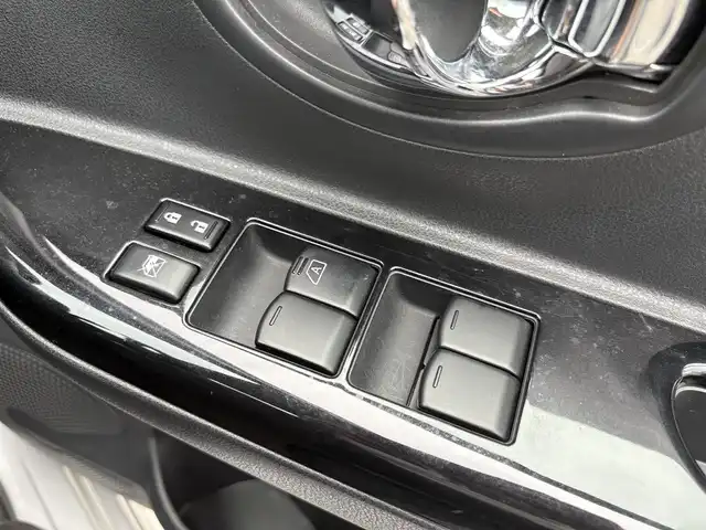 日産 マーチ ニスモS 三重県 2016(平28)年 5.5万km ブリリアントシルバー ５MT/NISMOフロントタワーバー/オーディオ（CD/FM/AM/AUX）/ETC/ドライブレコーダー（前）/ドライビングセーフティセンサー(ZERO-802V)/オートライト/電動格納ミラー/メッキV字加飾付「nismo S」エンブレム入ブラックメッシュフロントグリル/開口部台形メッシュフロントエアロバンパー/レッド加飾付ブラックフロントスポイラー/LEDハイパーデイライト/ボディ同色アウトサイドドアハンドル/ブラックドアサッシュ/フェンダーアーチモール/加飾付サイドシルスポイラー/リアスポイラー/レッド加飾付リアエアロバンパー/専用マフラー/リアフォグランプ/バックドア「nismo S」エンブレム/専用サスペンション/専用ブレーキシステム/レッド加飾付革/アルカンターラコンビステアリングホイール/専用アナログメーター/「nismo」ロゴ入専用タコメーター