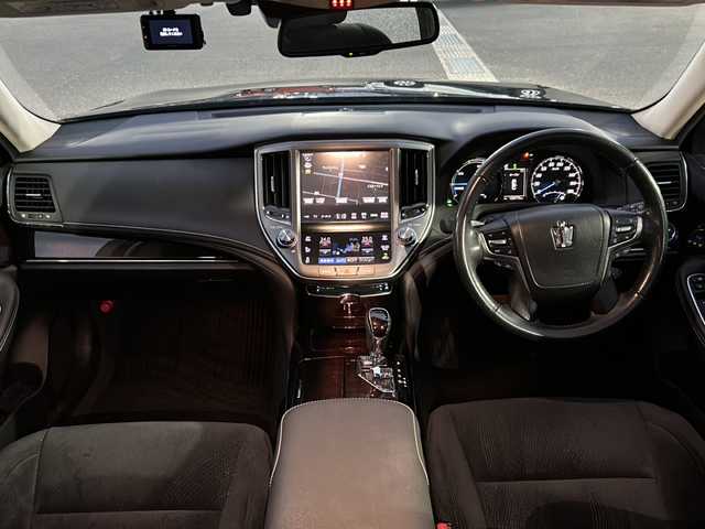 トヨタ クラウン ハイブリッド ロイヤルサルーンG 山口県 2017(平29)年 12.7万km ブラック 禁煙車/スマートキー/プッシュスタート/前方ドライブレコーダー/ETC/純正HDDナビ/(DTV/BT/DVD/ラジオ)/バックカメラ/クリアランスソナー/シートメモリー/パワーシート/オートライト/オートハイビーム/左右分離型フルオートエアコン/社外アルミホイール/(純正アルミホイール積み込み)/純正フロアマット/衝突軽減ブレーキ/レーダークルーズコントロール/保証書/取扱説明書