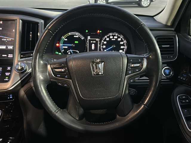 トヨタ クラウン ハイブリッド ロイヤルサルーンG 山口県 2017(平29)年 12.7万km ブラック 禁煙車/スマートキー/プッシュスタート/前方ドライブレコーダー/ETC/純正HDDナビ/(DTV/BT/DVD/ラジオ)/バックカメラ/クリアランスソナー/シートメモリー/パワーシート/オートライト/オートハイビーム/左右分離型フルオートエアコン/社外アルミホイール/(純正アルミホイール積み込み)/純正フロアマット/衝突軽減ブレーキ/レーダークルーズコントロール/保証書/取扱説明書