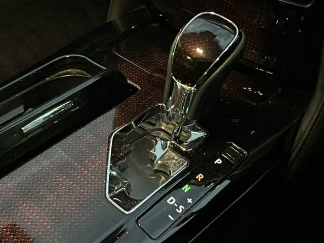 トヨタ クラウン ハイブリッド ロイヤルサルーンG 山口県 2017(平29)年 12.7万km ブラック 禁煙車/スマートキー/プッシュスタート/前方ドライブレコーダー/ETC/純正HDDナビ/(DTV/BT/DVD/ラジオ)/バックカメラ/クリアランスソナー/シートメモリー/パワーシート/オートライト/オートハイビーム/左右分離型フルオートエアコン/社外アルミホイール/(純正アルミホイール積み込み)/純正フロアマット/衝突軽減ブレーキ/レーダークルーズコントロール/保証書/取扱説明書