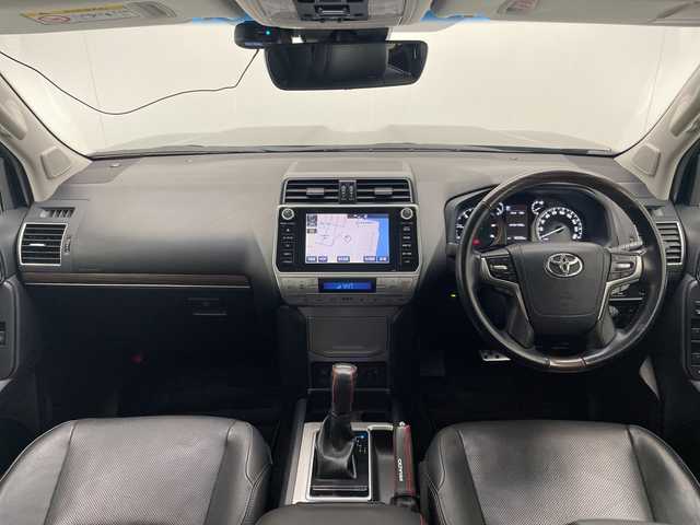 トヨタ ランドクルーザー プラド TX Lパッケージ 宮崎県 2019(平31)年 4.1万km アティチュードブラックマイカ 禁煙車/3列7人乗り/トヨタセーフティセンス/純正8型ナビTV/（B9129/Bluetooth/CD/DVD/FMAM/フルセグTV)/純正バックカメラ/純正ビルトイン2.0ETC/純正LEDオートライト/純正LEDフォグ/純正ルーフエンドスポイラー/純正OP/19インチアルミ/純正OP/ルーフレール/純正オートアラーム/純正フロアマット/パノラミックビューモニター/アダプティブクルーズコントロール/プリクラッシュセーフティ/レーンディパーチャーアラート/オートマチックハイビーム/ブラインドスポットモニター/クリアランスソナー/ダウンヒルアシストコントロール/サンルーフ/黒本革シート/オート電動格納ミラー/リア電動格納シート/リアスカッフプレート/リアラゲージトレイ/リアルームランプ（モデリスタ）/デュアルオートエアコン/前席シートヒーター/エアシート/パワーシート/ウッドコンビ本革巻ハンドル/スマートキー/プッシュエンジンスタート/スペアキー/新車時保証書/取扱い説明書