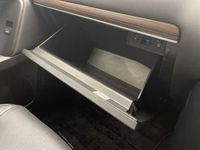 トヨタ ランドクルーザー プラド TX Lパッケージ 宮崎県 2019(平31)年 4.1万km アティチュードブラックマイカ 禁煙車/3列7人乗り/トヨタセーフティセンス/純正8型ナビTV/（B9129/Bluetooth/CD/DVD/FMAM/フルセグTV)/純正バックカメラ/純正ビルトイン2.0ETC/純正LEDオートライト/純正LEDフォグ/純正ルーフエンドスポイラー/純正OP/19インチアルミ/純正OP/ルーフレール/純正オートアラーム/純正フロアマット/パノラミックビューモニター/アダプティブクルーズコントロール/プリクラッシュセーフティ/レーンディパーチャーアラート/オートマチックハイビーム/ブラインドスポットモニター/クリアランスソナー/ダウンヒルアシストコントロール/サンルーフ/黒本革シート/オート電動格納ミラー/リア電動格納シート/リアスカッフプレート/リアラゲージトレイ/リアルームランプ（モデリスタ）/デュアルオートエアコン/前席シートヒーター/エアシート/パワーシート/ウッドコンビ本革巻ハンドル/スマートキー/プッシュエンジンスタート/スペアキー/新車時保証書/取扱い説明書