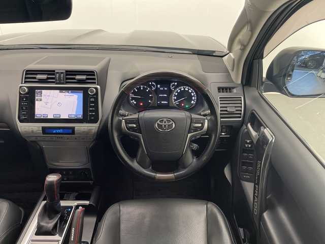 トヨタ ランドクルーザー プラド TX Lパッケージ 宮崎県 2019(平31)年 4.1万km アティチュードブラックマイカ 禁煙車/3列7人乗り/トヨタセーフティセンス/純正8型ナビTV/（B9129/Bluetooth/CD/DVD/FMAM/フルセグTV)/純正バックカメラ/純正ビルトイン2.0ETC/純正LEDオートライト/純正LEDフォグ/純正ルーフエンドスポイラー/純正OP/19インチアルミ/純正OP/ルーフレール/純正オートアラーム/純正フロアマット/パノラミックビューモニター/アダプティブクルーズコントロール/プリクラッシュセーフティ/レーンディパーチャーアラート/オートマチックハイビーム/ブラインドスポットモニター/クリアランスソナー/ダウンヒルアシストコントロール/サンルーフ/黒本革シート/オート電動格納ミラー/リア電動格納シート/リアスカッフプレート/リアラゲージトレイ/リアルームランプ（モデリスタ）/デュアルオートエアコン/前席シートヒーター/エアシート/パワーシート/ウッドコンビ本革巻ハンドル/スマートキー/プッシュエンジンスタート/スペアキー/新車時保証書/取扱い説明書