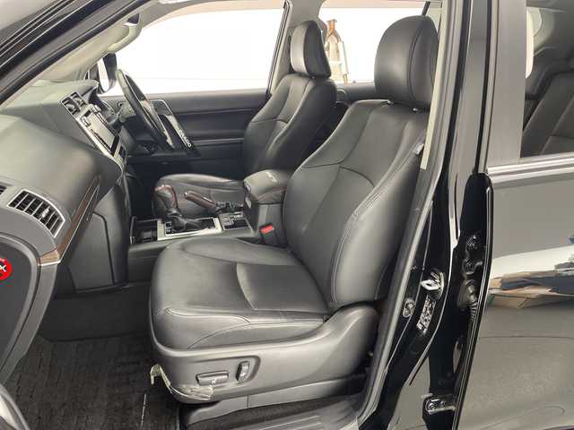 トヨタ ランドクルーザー プラド TX Lパッケージ 宮崎県 2019(平31)年 4.1万km アティチュードブラックマイカ 禁煙車/3列7人乗り/トヨタセーフティセンス/純正8型ナビTV/（B9129/Bluetooth/CD/DVD/FMAM/フルセグTV)/純正バックカメラ/純正ビルトイン2.0ETC/純正LEDオートライト/純正LEDフォグ/純正ルーフエンドスポイラー/純正OP/19インチアルミ/純正OP/ルーフレール/純正オートアラーム/純正フロアマット/パノラミックビューモニター/アダプティブクルーズコントロール/プリクラッシュセーフティ/レーンディパーチャーアラート/オートマチックハイビーム/ブラインドスポットモニター/クリアランスソナー/ダウンヒルアシストコントロール/サンルーフ/黒本革シート/オート電動格納ミラー/リア電動格納シート/リアスカッフプレート/リアラゲージトレイ/リアルームランプ（モデリスタ）/デュアルオートエアコン/前席シートヒーター/エアシート/パワーシート/ウッドコンビ本革巻ハンドル/スマートキー/プッシュエンジンスタート/スペアキー/新車時保証書/取扱い説明書