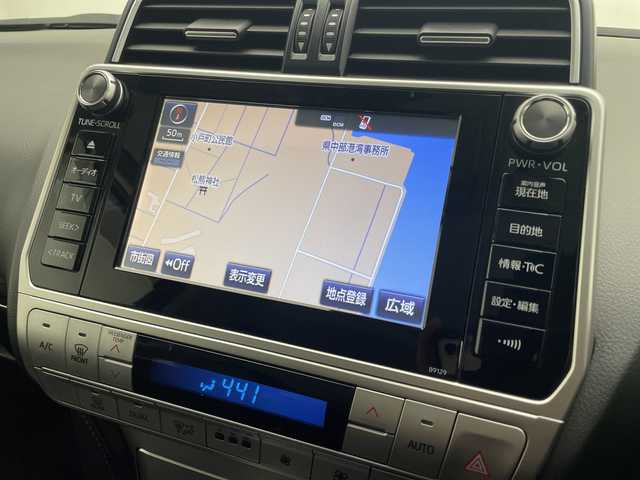 トヨタ ランドクルーザー プラド TX Lパッケージ 宮崎県 2019(平31)年 4.1万km アティチュードブラックマイカ 禁煙車/3列7人乗り/トヨタセーフティセンス/純正8型ナビTV/（B9129/Bluetooth/CD/DVD/FMAM/フルセグTV)/純正バックカメラ/純正ビルトイン2.0ETC/純正LEDオートライト/純正LEDフォグ/純正ルーフエンドスポイラー/純正OP/19インチアルミ/純正OP/ルーフレール/純正オートアラーム/純正フロアマット/パノラミックビューモニター/アダプティブクルーズコントロール/プリクラッシュセーフティ/レーンディパーチャーアラート/オートマチックハイビーム/ブラインドスポットモニター/クリアランスソナー/ダウンヒルアシストコントロール/サンルーフ/黒本革シート/オート電動格納ミラー/リア電動格納シート/リアスカッフプレート/リアラゲージトレイ/リアルームランプ（モデリスタ）/デュアルオートエアコン/前席シートヒーター/エアシート/パワーシート/ウッドコンビ本革巻ハンドル/スマートキー/プッシュエンジンスタート/スペアキー/新車時保証書/取扱い説明書