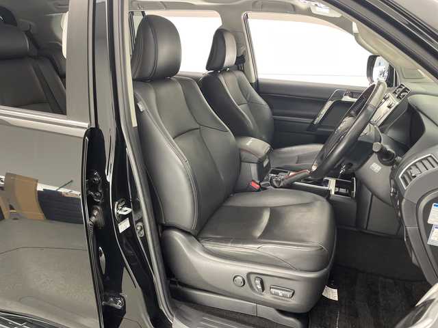 トヨタ ランドクルーザー プラド TX Lパッケージ 宮崎県 2019(平31)年 4.1万km アティチュードブラックマイカ 禁煙車/3列7人乗り/トヨタセーフティセンス/純正8型ナビTV/（B9129/Bluetooth/CD/DVD/FMAM/フルセグTV)/純正バックカメラ/純正ビルトイン2.0ETC/純正LEDオートライト/純正LEDフォグ/純正ルーフエンドスポイラー/純正OP/19インチアルミ/純正OP/ルーフレール/純正オートアラーム/純正フロアマット/パノラミックビューモニター/アダプティブクルーズコントロール/プリクラッシュセーフティ/レーンディパーチャーアラート/オートマチックハイビーム/ブラインドスポットモニター/クリアランスソナー/ダウンヒルアシストコントロール/サンルーフ/黒本革シート/オート電動格納ミラー/リア電動格納シート/リアスカッフプレート/リアラゲージトレイ/リアルームランプ（モデリスタ）/デュアルオートエアコン/前席シートヒーター/エアシート/パワーシート/ウッドコンビ本革巻ハンドル/スマートキー/プッシュエンジンスタート/スペアキー/新車時保証書/取扱い説明書