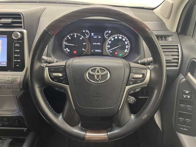 トヨタ ランドクルーザー プラド TX Lパッケージ 宮崎県 2019(平31)年 4.1万km アティチュードブラックマイカ 禁煙車/3列7人乗り/トヨタセーフティセンス/純正8型ナビTV/（B9129/Bluetooth/CD/DVD/FMAM/フルセグTV)/純正バックカメラ/純正ビルトイン2.0ETC/純正LEDオートライト/純正LEDフォグ/純正ルーフエンドスポイラー/純正OP/19インチアルミ/純正OP/ルーフレール/純正オートアラーム/純正フロアマット/パノラミックビューモニター/アダプティブクルーズコントロール/プリクラッシュセーフティ/レーンディパーチャーアラート/オートマチックハイビーム/ブラインドスポットモニター/クリアランスソナー/ダウンヒルアシストコントロール/サンルーフ/黒本革シート/オート電動格納ミラー/リア電動格納シート/リアスカッフプレート/リアラゲージトレイ/リアルームランプ（モデリスタ）/デュアルオートエアコン/前席シートヒーター/エアシート/パワーシート/ウッドコンビ本革巻ハンドル/スマートキー/プッシュエンジンスタート/スペアキー/新車時保証書/取扱い説明書