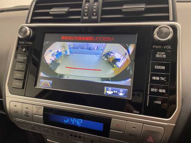 トヨタ ランドクルーザー プラド TX Lパッケージ 宮崎県 2019(平31)年 4.1万km アティチュードブラックマイカ 禁煙車/3列7人乗り/トヨタセーフティセンス/純正8型ナビTV/（B9129/Bluetooth/CD/DVD/FMAM/フルセグTV)/純正バックカメラ/純正ビルトイン2.0ETC/純正LEDオートライト/純正LEDフォグ/純正ルーフエンドスポイラー/純正OP/19インチアルミ/純正OP/ルーフレール/純正オートアラーム/純正フロアマット/パノラミックビューモニター/アダプティブクルーズコントロール/プリクラッシュセーフティ/レーンディパーチャーアラート/オートマチックハイビーム/ブラインドスポットモニター/クリアランスソナー/ダウンヒルアシストコントロール/サンルーフ/黒本革シート/オート電動格納ミラー/リア電動格納シート/リアスカッフプレート/リアラゲージトレイ/リアルームランプ（モデリスタ）/デュアルオートエアコン/前席シートヒーター/エアシート/パワーシート/ウッドコンビ本革巻ハンドル/スマートキー/プッシュエンジンスタート/スペアキー/新車時保証書/取扱い説明書