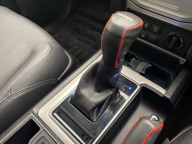 トヨタ ランドクルーザー プラド TX Lパッケージ 宮崎県 2019(平31)年 4.1万km アティチュードブラックマイカ 禁煙車/3列7人乗り/トヨタセーフティセンス/純正8型ナビTV/（B9129/Bluetooth/CD/DVD/FMAM/フルセグTV)/純正バックカメラ/純正ビルトイン2.0ETC/純正LEDオートライト/純正LEDフォグ/純正ルーフエンドスポイラー/純正OP/19インチアルミ/純正OP/ルーフレール/純正オートアラーム/純正フロアマット/パノラミックビューモニター/アダプティブクルーズコントロール/プリクラッシュセーフティ/レーンディパーチャーアラート/オートマチックハイビーム/ブラインドスポットモニター/クリアランスソナー/ダウンヒルアシストコントロール/サンルーフ/黒本革シート/オート電動格納ミラー/リア電動格納シート/リアスカッフプレート/リアラゲージトレイ/リアルームランプ（モデリスタ）/デュアルオートエアコン/前席シートヒーター/エアシート/パワーシート/ウッドコンビ本革巻ハンドル/スマートキー/プッシュエンジンスタート/スペアキー/新車時保証書/取扱い説明書