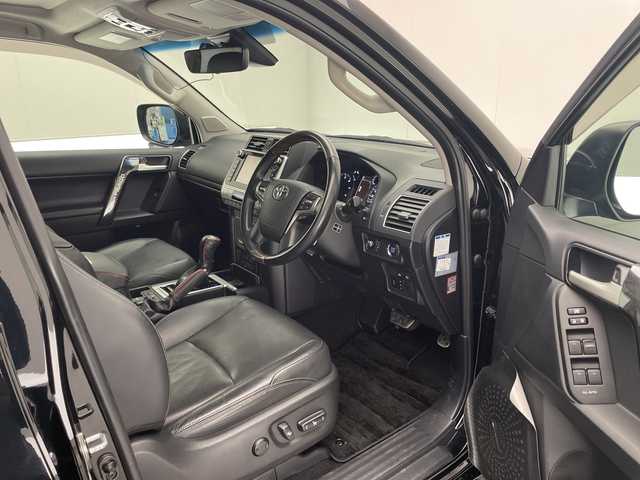 トヨタ ランドクルーザー プラド TX Lパッケージ 宮崎県 2019(平31)年 4.1万km アティチュードブラックマイカ 禁煙車/3列7人乗り/トヨタセーフティセンス/純正8型ナビTV/（B9129/Bluetooth/CD/DVD/FMAM/フルセグTV)/純正バックカメラ/純正ビルトイン2.0ETC/純正LEDオートライト/純正LEDフォグ/純正ルーフエンドスポイラー/純正OP/19インチアルミ/純正OP/ルーフレール/純正オートアラーム/純正フロアマット/パノラミックビューモニター/アダプティブクルーズコントロール/プリクラッシュセーフティ/レーンディパーチャーアラート/オートマチックハイビーム/ブラインドスポットモニター/クリアランスソナー/ダウンヒルアシストコントロール/サンルーフ/黒本革シート/オート電動格納ミラー/リア電動格納シート/リアスカッフプレート/リアラゲージトレイ/リアルームランプ（モデリスタ）/デュアルオートエアコン/前席シートヒーター/エアシート/パワーシート/ウッドコンビ本革巻ハンドル/スマートキー/プッシュエンジンスタート/スペアキー/新車時保証書/取扱い説明書