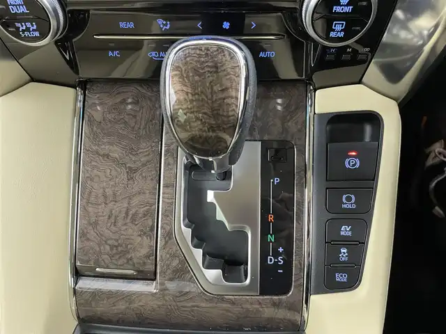 トヨタ アルファードハイブリット エグゼクティブ ラウンジ S 千葉県 2023(令5)年 3.6万km ブラック 禁煙車/ワンオーナー/トヨタセーフティセンス/・パーキングアシスト/・レーンディパーチャーアラート/・レーンキープアシスト/・レーダクルーズコントロール/・プリクラッシュセーフティ/・プリクラッシュセーフティブレーキ/・クリアランスソナー/・ブラインドスポットモニター/JBLプレミアムサウンドシステム/両側パワースライドドア/パワーバックドア/ツインサンルーフ/フリップダウンモニター/４WD/純正10.5インチメモリナビ/・CD/DVD/USB/Bluetooth/フルセグTV/・デジタルインナーミラー/・全方位カメラ/・ビルトインETC２.０/レザーシート/・全席パワーシート/・D席メモリ付き/・全席ベンチレーションシート/革巻きステアリング/・ステアリングスイッチ/・ステアリングヒーター/左右独立エアコン/電子パーキング/・ブレーキホールド/１００V電源/MT付きAT/純正フロアマット/純正１７インチAW/オートライト/・オートマチックハイビーム/・三眼シーケンシャルウインカー/・LEDヘッドライト/・LEDフォグランプ