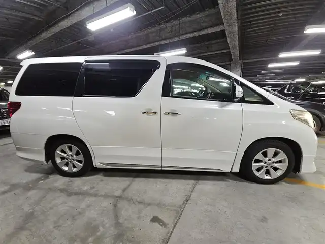 トヨタ アルファード 240G 宮崎県 2008(平20)年 6.8万km ホワイトパールクリスタルシャイン 純正ナビ/フルセグTV/後席用フリップダウンモニター/両側パワースライドドア/バックカメラ/クルーズコントロール/クリアランスソナー/HIDヘッドランプ/オートライト/デュアルオートエアコン/木目調/革巻きコンビステアリング/ステアリングスイッチ/レザー調シートカバー付/前席パワーシート/運転席ポジションメモリー/2列目リラックスキャプテンシート/助手席・2列目オットマン/純正17インチアルミホイール/スマートキー/プッシュエンジンスタート/禁煙車