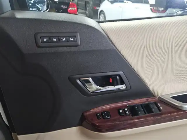 トヨタ アルファード 240G 宮崎県 2008(平20)年 6.8万km ホワイトパールクリスタルシャイン 純正ナビ/フルセグTV/後席用フリップダウンモニター/両側パワースライドドア/バックカメラ/クルーズコントロール/クリアランスソナー/HIDヘッドランプ/オートライト/デュアルオートエアコン/木目調/革巻きコンビステアリング/ステアリングスイッチ/レザー調シートカバー付/前席パワーシート/運転席ポジションメモリー/2列目リラックスキャプテンシート/助手席・2列目オットマン/純正17インチアルミホイール/スマートキー/プッシュエンジンスタート/禁煙車