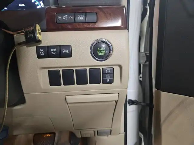 トヨタ アルファード 240G 宮崎県 2008(平20)年 6.8万km ホワイトパールクリスタルシャイン 純正ナビ/フルセグTV/後席用フリップダウンモニター/両側パワースライドドア/バックカメラ/クルーズコントロール/クリアランスソナー/HIDヘッドランプ/オートライト/デュアルオートエアコン/木目調/革巻きコンビステアリング/ステアリングスイッチ/レザー調シートカバー付/前席パワーシート/運転席ポジションメモリー/2列目リラックスキャプテンシート/助手席・2列目オットマン/純正17インチアルミホイール/スマートキー/プッシュエンジンスタート/禁煙車