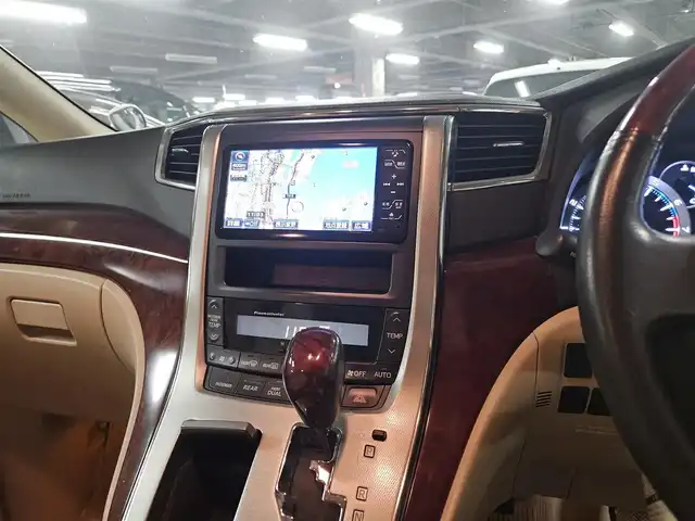 トヨタ アルファード 240G 宮崎県 2008(平20)年 6.8万km ホワイトパールクリスタルシャイン 純正ナビ/フルセグTV/後席用フリップダウンモニター/両側パワースライドドア/バックカメラ/クルーズコントロール/クリアランスソナー/HIDヘッドランプ/オートライト/デュアルオートエアコン/木目調/革巻きコンビステアリング/ステアリングスイッチ/レザー調シートカバー付/前席パワーシート/運転席ポジションメモリー/2列目リラックスキャプテンシート/助手席・2列目オットマン/純正17インチアルミホイール/スマートキー/プッシュエンジンスタート/禁煙車