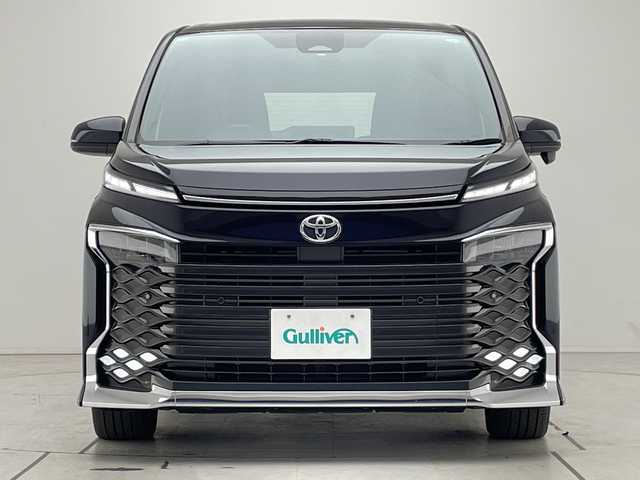 トヨタ ヴォクシー S－Z 愛知県 2023(令5)年 2万km スパークリングブラックパールクリスタルシャイン 純正ディズプレイオーディオナビ/フリップダウンモニター/両側パワースライドドア/レーダークルーズコントロール/シートヒーター/バックカメラ/コーナーセンサー/純正アルミホイール/ETC2.0/LEDヘッドライト/リアオートエアコン/オートマチックハイビーム/衝突軽減システム/フルセグ/CD DVD/Bluetooth/ステアリングスイッチ/スマートキー/プッシュスタート