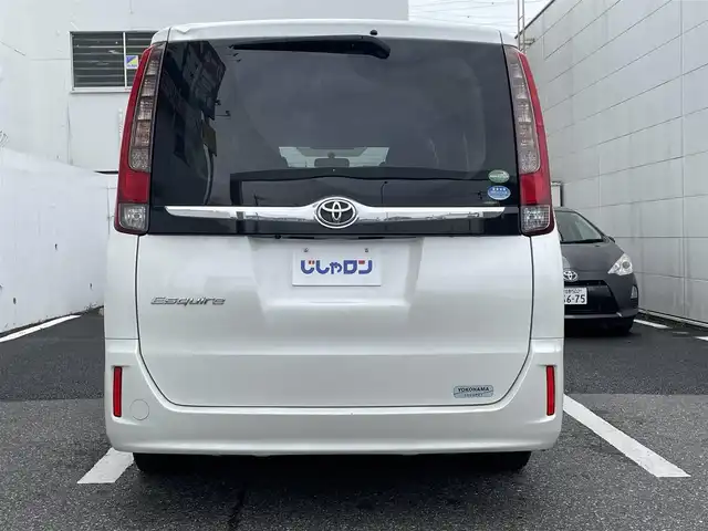 トヨタ エスクァイア Xi 千葉県 2015(平27)年 12.1万km ホワイトパールクリスタルシャイン (株)IDOMが運営する【じしゃロン八千代店】の自社ローン対象車両になります。こちらは現金またはオートローンご利用時の価格です。自社ローンご希望の方は別途その旨お申付け下さい/純正ナビ（CD・DVD・BT接続可）/フルセグテレビ/アラウンドビューモニター/ETC/フリップダウンモニター/片側パワースライドドア/LEDヘッドライト
