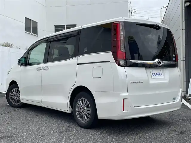 トヨタ エスクァイア Xi 千葉県 2015(平27)年 12.1万km ホワイトパールクリスタルシャイン (株)IDOMが運営する【じしゃロン八千代店】の自社ローン対象車両になります。こちらは現金またはオートローンご利用時の価格です。自社ローンご希望の方は別途その旨お申付け下さい/純正ナビ（CD・DVD・BT接続可）/フルセグテレビ/アラウンドビューモニター/ETC/フリップダウンモニター/片側パワースライドドア/LEDヘッドライト
