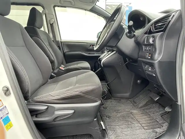 トヨタ エスクァイア Xi 千葉県 2015(平27)年 12.1万km ホワイトパールクリスタルシャイン (株)IDOMが運営する【じしゃロン八千代店】の自社ローン対象車両になります。こちらは現金またはオートローンご利用時の価格です。自社ローンご希望の方は別途その旨お申付け下さい/純正ナビ（CD・DVD・BT接続可）/フルセグテレビ/アラウンドビューモニター/ETC/フリップダウンモニター/片側パワースライドドア/LEDヘッドライト