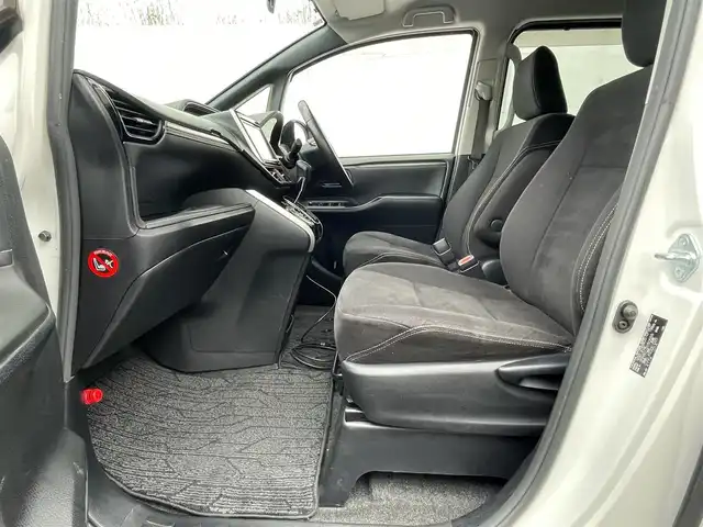 トヨタ エスクァイア Xi 千葉県 2015(平27)年 12.1万km ホワイトパールクリスタルシャイン (株)IDOMが運営する【じしゃロン八千代店】の自社ローン対象車両になります。こちらは現金またはオートローンご利用時の価格です。自社ローンご希望の方は別途その旨お申付け下さい/純正ナビ（CD・DVD・BT接続可）/フルセグテレビ/アラウンドビューモニター/ETC/フリップダウンモニター/片側パワースライドドア/LEDヘッドライト