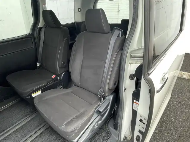トヨタ エスクァイア Xi 千葉県 2015(平27)年 12.1万km ホワイトパールクリスタルシャイン (株)IDOMが運営する【じしゃロン八千代店】の自社ローン対象車両になります。こちらは現金またはオートローンご利用時の価格です。自社ローンご希望の方は別途その旨お申付け下さい/純正ナビ（CD・DVD・BT接続可）/フルセグテレビ/アラウンドビューモニター/ETC/フリップダウンモニター/片側パワースライドドア/LEDヘッドライト