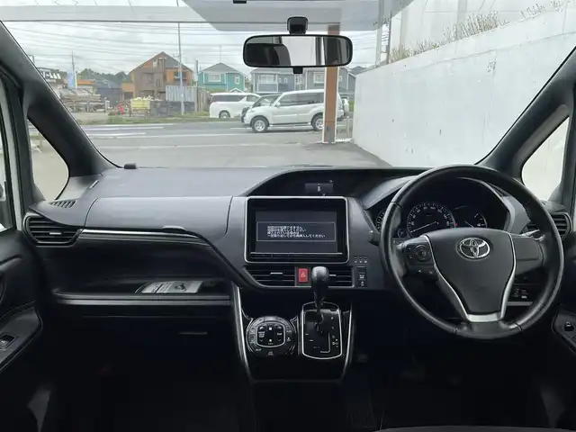 トヨタ エスクァイア Xi 千葉県 2015(平27)年 12.1万km ホワイトパールクリスタルシャイン (株)IDOMが運営する【じしゃロン八千代店】の自社ローン対象車両になります。こちらは現金またはオートローンご利用時の価格です。自社ローンご希望の方は別途その旨お申付け下さい/純正ナビ（CD・DVD・BT接続可）/フルセグテレビ/アラウンドビューモニター/ETC/フリップダウンモニター/片側パワースライドドア/LEDヘッドライト