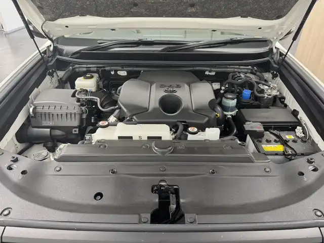 トヨタ ランドクルーザー プラド TX Lパッケージ マットブラED 三重県 2024(令6)年 1.4万km ホワイトパールクリスタルシャイン 2.8L ディーゼルターボ/4WD/MTモード付フロア6AT/【OP】純正 9インチナビ/（AM/FM/USB/iPod/Bluetooth/Miracast/CarPlay/AndroidAuto）/【OP】マルチテレインモニター（360カメラ）/ドライブレコーダー前後/ビルトイン ETC2.0/Toyota Safety Sense/・プリクラッシュセーフティ［PCS］/・レーンディパーチャーアラート［LDA］/・レーダークルコン/・オートハイビーム［AHB］/・ロードサインアシスト［RSA］/・【OP】ブラインドスポットモニター［BSM］＆パーキングサポートブレーキ（前後静止物・後方接近車両）/・先行車発進告知機能［TMN］/・オートハイビーム［AHB］/・ダウンヒルアシストコントロール*/装備/・【OP】ムーンルーフ/ブラックルーフレール/・本革シート（ニュートラルベージュ）/・シートヒーター＆ベンチレーション（D/N）/・左右独立オートエアコン/・オートライト＆ハイビーム/・LED ヘッドランプ＋フロントフォグランプ/・センターデフロック*/・2速発進機能*/・DPF手動再生機能*/・マットブラED専用 純正18inAW/・保/取/ナビ取/・スマートキーx2/など/*…ディーゼルのみの装備