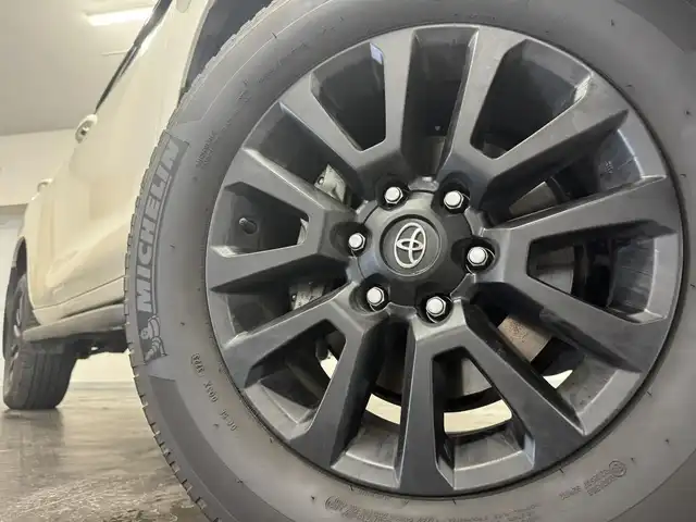 トヨタ ランドクルーザー プラド TX Lパッケージ マットブラED 三重県 2024(令6)年 1.4万km ホワイトパールクリスタルシャイン 2.8L ディーゼルターボ/4WD/MTモード付フロア6AT/【OP】純正 9インチナビ/（AM/FM/USB/iPod/Bluetooth/Miracast/CarPlay/AndroidAuto）/【OP】マルチテレインモニター（360カメラ）/ドライブレコーダー前後/ビルトイン ETC2.0/Toyota Safety Sense/・プリクラッシュセーフティ［PCS］/・レーンディパーチャーアラート［LDA］/・レーダークルコン/・オートハイビーム［AHB］/・ロードサインアシスト［RSA］/・【OP】ブラインドスポットモニター［BSM］＆パーキングサポートブレーキ（前後静止物・後方接近車両）/・先行車発進告知機能［TMN］/・オートハイビーム［AHB］/・ダウンヒルアシストコントロール*/装備/・【OP】ムーンルーフ/ブラックルーフレール/・本革シート（ニュートラルベージュ）/・シートヒーター＆ベンチレーション（D/N）/・左右独立オートエアコン/・オートライト＆ハイビーム/・LED ヘッドランプ＋フロントフォグランプ/・センターデフロック*/・2速発進機能*/・DPF手動再生機能*/・マットブラED専用 純正18inAW/・保/取/ナビ取/・スマートキーx2/など/*…ディーゼルのみの装備