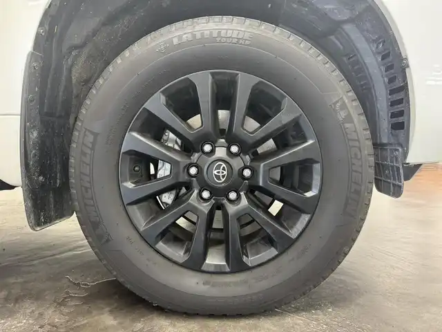 トヨタ ランドクルーザー プラド TX Lパッケージ マットブラED 三重県 2024(令6)年 1.4万km ホワイトパールクリスタルシャイン 2.8L ディーゼルターボ/4WD/MTモード付フロア6AT/【OP】純正 9インチナビ/（AM/FM/USB/iPod/Bluetooth/Miracast/CarPlay/AndroidAuto）/【OP】マルチテレインモニター（360カメラ）/ドライブレコーダー前後/ビルトイン ETC2.0/Toyota Safety Sense/・プリクラッシュセーフティ［PCS］/・レーンディパーチャーアラート［LDA］/・レーダークルコン/・オートハイビーム［AHB］/・ロードサインアシスト［RSA］/・【OP】ブラインドスポットモニター［BSM］＆パーキングサポートブレーキ（前後静止物・後方接近車両）/・先行車発進告知機能［TMN］/・オートハイビーム［AHB］/・ダウンヒルアシストコントロール*/装備/・【OP】ムーンルーフ/ブラックルーフレール/・本革シート（ニュートラルベージュ）/・シートヒーター＆ベンチレーション（D/N）/・左右独立オートエアコン/・オートライト＆ハイビーム/・LED ヘッドランプ＋フロントフォグランプ/・センターデフロック*/・2速発進機能*/・DPF手動再生機能*/・マットブラED専用 純正18inAW/・保/取/ナビ取/・スマートキーx2/など/*…ディーゼルのみの装備