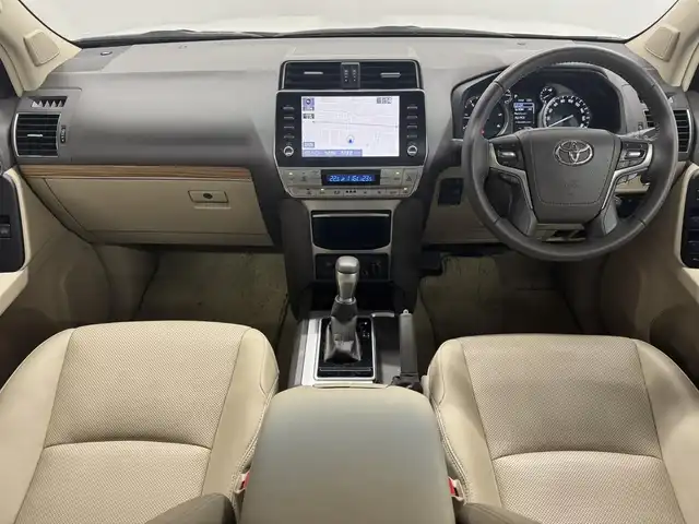 トヨタ ランドクルーザー プラド TX Lパッケージ マットブラED 三重県 2024(令6)年 1.4万km ホワイトパールクリスタルシャイン 2.8L ディーゼルターボ/4WD/MTモード付フロア6AT/【OP】純正 9インチナビ/（AM/FM/USB/iPod/Bluetooth/Miracast/CarPlay/AndroidAuto）/【OP】マルチテレインモニター（360カメラ）/ドライブレコーダー前後/ビルトイン ETC2.0/Toyota Safety Sense/・プリクラッシュセーフティ［PCS］/・レーンディパーチャーアラート［LDA］/・レーダークルコン/・オートハイビーム［AHB］/・ロードサインアシスト［RSA］/・【OP】ブラインドスポットモニター［BSM］＆パーキングサポートブレーキ（前後静止物・後方接近車両）/・先行車発進告知機能［TMN］/・オートハイビーム［AHB］/・ダウンヒルアシストコントロール*/装備/・【OP】ムーンルーフ/ブラックルーフレール/・本革シート（ニュートラルベージュ）/・シートヒーター＆ベンチレーション（D/N）/・左右独立オートエアコン/・オートライト＆ハイビーム/・LED ヘッドランプ＋フロントフォグランプ/・センターデフロック*/・2速発進機能*/・DPF手動再生機能*/・マットブラED専用 純正18inAW/・保/取/ナビ取/・スマートキーx2/など/*…ディーゼルのみの装備
