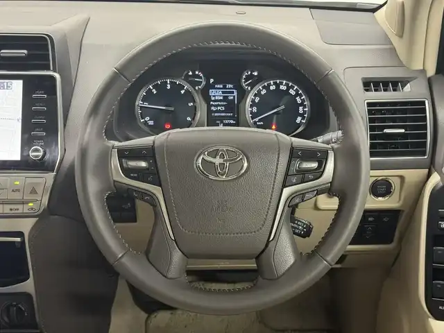 トヨタ ランドクルーザー プラド TX Lパッケージ マットブラED 三重県 2024(令6)年 1.4万km ホワイトパールクリスタルシャイン 2.8L ディーゼルターボ/4WD/MTモード付フロア6AT/【OP】純正 9インチナビ/（AM/FM/USB/iPod/Bluetooth/Miracast/CarPlay/AndroidAuto）/【OP】マルチテレインモニター（360カメラ）/ドライブレコーダー前後/ビルトイン ETC2.0/Toyota Safety Sense/・プリクラッシュセーフティ［PCS］/・レーンディパーチャーアラート［LDA］/・レーダークルコン/・オートハイビーム［AHB］/・ロードサインアシスト［RSA］/・【OP】ブラインドスポットモニター［BSM］＆パーキングサポートブレーキ（前後静止物・後方接近車両）/・先行車発進告知機能［TMN］/・オートハイビーム［AHB］/・ダウンヒルアシストコントロール*/装備/・【OP】ムーンルーフ/ブラックルーフレール/・本革シート（ニュートラルベージュ）/・シートヒーター＆ベンチレーション（D/N）/・左右独立オートエアコン/・オートライト＆ハイビーム/・LED ヘッドランプ＋フロントフォグランプ/・センターデフロック*/・2速発進機能*/・DPF手動再生機能*/・マットブラED専用 純正18inAW/・保/取/ナビ取/・スマートキーx2/など/*…ディーゼルのみの装備