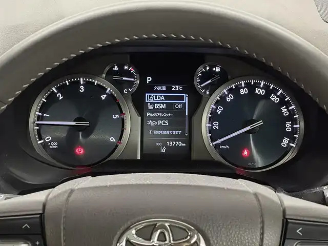 トヨタ ランドクルーザー プラド TX Lパッケージ マットブラED 三重県 2024(令6)年 1.4万km ホワイトパールクリスタルシャイン 2.8L ディーゼルターボ/4WD/MTモード付フロア6AT/【OP】純正 9インチナビ/（AM/FM/USB/iPod/Bluetooth/Miracast/CarPlay/AndroidAuto）/【OP】マルチテレインモニター（360カメラ）/ドライブレコーダー前後/ビルトイン ETC2.0/Toyota Safety Sense/・プリクラッシュセーフティ［PCS］/・レーンディパーチャーアラート［LDA］/・レーダークルコン/・オートハイビーム［AHB］/・ロードサインアシスト［RSA］/・【OP】ブラインドスポットモニター［BSM］＆パーキングサポートブレーキ（前後静止物・後方接近車両）/・先行車発進告知機能［TMN］/・オートハイビーム［AHB］/・ダウンヒルアシストコントロール*/装備/・【OP】ムーンルーフ/ブラックルーフレール/・本革シート（ニュートラルベージュ）/・シートヒーター＆ベンチレーション（D/N）/・左右独立オートエアコン/・オートライト＆ハイビーム/・LED ヘッドランプ＋フロントフォグランプ/・センターデフロック*/・2速発進機能*/・DPF手動再生機能*/・マットブラED専用 純正18inAW/・保/取/ナビ取/・スマートキーx2/など/*…ディーゼルのみの装備