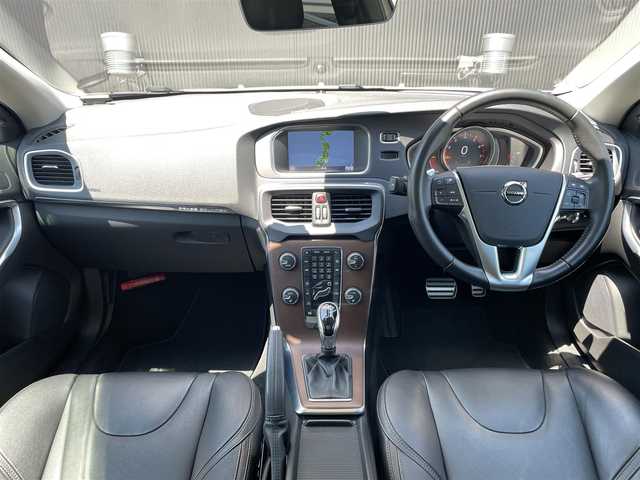 ボルボ Ｖ４０ 長野県 2017(平29)年 4.6万km アイスホワイト パノラマガラスルーフ/ｈａｒｍａｎ／ｋａｒｄｏｎ/黒革シート/ＰＷシート/シートヒーター/ウッドパネル/純正ナビ/バックカメラ/ＴＶ/ｂｌｕｅｔｏｏｔｈ/ＥＴＣ/ＬＥＤヘッドライト