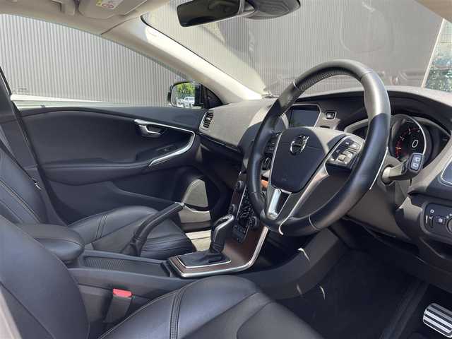 ボルボ Ｖ４０ 長野県 2017(平29)年 4.6万km アイスホワイト パノラマガラスルーフ/ｈａｒｍａｎ／ｋａｒｄｏｎ/黒革シート/ＰＷシート/シートヒーター/ウッドパネル/純正ナビ/バックカメラ/ＴＶ/ｂｌｕｅｔｏｏｔｈ/ＥＴＣ/ＬＥＤヘッドライト