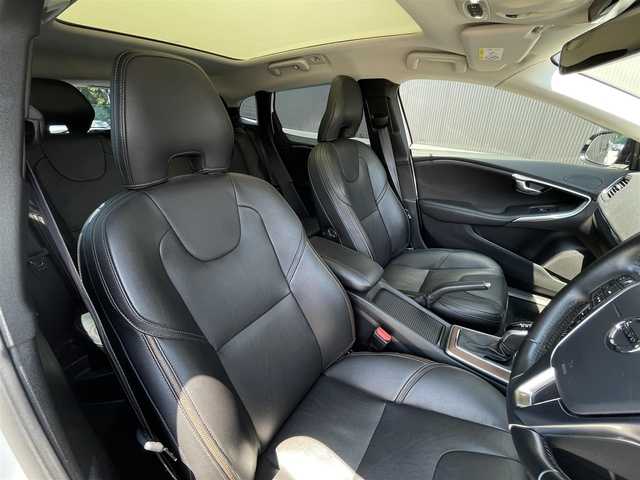 ボルボ Ｖ４０ 長野県 2017(平29)年 4.6万km アイスホワイト パノラマガラスルーフ/ｈａｒｍａｎ／ｋａｒｄｏｎ/黒革シート/ＰＷシート/シートヒーター/ウッドパネル/純正ナビ/バックカメラ/ＴＶ/ｂｌｕｅｔｏｏｔｈ/ＥＴＣ/ＬＥＤヘッドライト