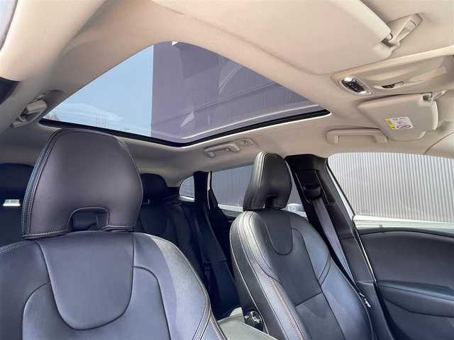 ボルボ Ｖ４０ 長野県 2017(平29)年 4.6万km アイスホワイト パノラマガラスルーフ/ｈａｒｍａｎ／ｋａｒｄｏｎ/黒革シート/ＰＷシート/シートヒーター/ウッドパネル/純正ナビ/バックカメラ/ＴＶ/ｂｌｕｅｔｏｏｔｈ/ＥＴＣ/ＬＥＤヘッドライト