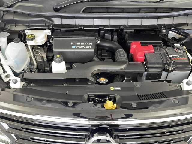 日産 セレナ e－パワー ハイウェイスター V 岐阜県 2023(令5)年 1.9万km プリズムホワイト プロパイロット/エマージェンシーブレーキ/レーンキープ/ブラインドスポットモニター/先行車発進お知らせ/標識認識機能/踏み間違い防止機能/9インチ純正ディスプレイオーディオ/アラウンドビューモニター/フルセグTV/純正フリップダウンモニター/デジタルインナーミラー/ドライブレコーダー/両側パワースライドドア/ハンズフリースライドドア/プッシュスタート/スマートキー/LEDヘッドライト/フォグランプ