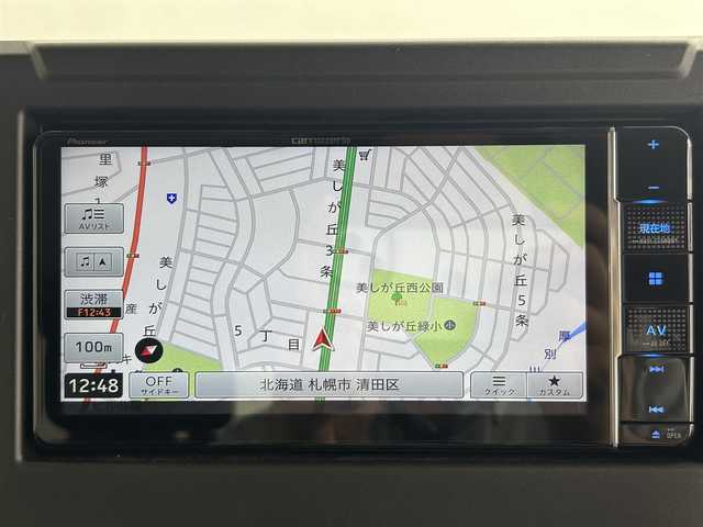 スズキ ジムニー XC 道央・札幌 2024(令6)年 0.8万km ミディアムグレー ・ワンオーナー/・４WD/・純正OPグリル/・メモリーナビ/・フルセグ/・ビルトインETC/・前席シートヒーター/・衝突軽減ブレーキ/・レーンアシスト/・クルーズコントロール/・ダウンヒルアシストコントロール/・ヘッドライトウォッシャー/・ドアミラーヒーター/・プッシュスタート/・スマートキー/・純正フロアマット/・ドアバイザー