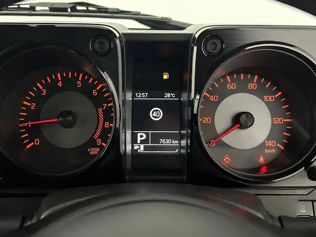 スズキ ジムニー XC 道央・札幌 2024(令6)年 0.8万km ミディアムグレー ・ワンオーナー/・４WD/・純正OPグリル/・メモリーナビ/・フルセグ/・ビルトインETC/・前席シートヒーター/・衝突軽減ブレーキ/・レーンアシスト/・クルーズコントロール/・ダウンヒルアシストコントロール/・ヘッドライトウォッシャー/・ドアミラーヒーター/・プッシュスタート/・スマートキー/・純正フロアマット/・ドアバイザー