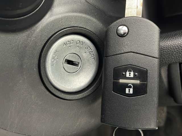 マツダ デミオ 13C 秋田県 2014(平26)年 5.9万km アルミニウムメタリック ４WD/純正メモリナビ/　CD DVD　Bluetooth/フルセグテレビ/ETC/キーレスエントリー/社外AW付き夏タイヤ積込(175/65R14)/純正フロアマット/電格ミラー/オートライト/リモコンキー(スペア有り)/ステアリングリモコン/ライトレベライザー