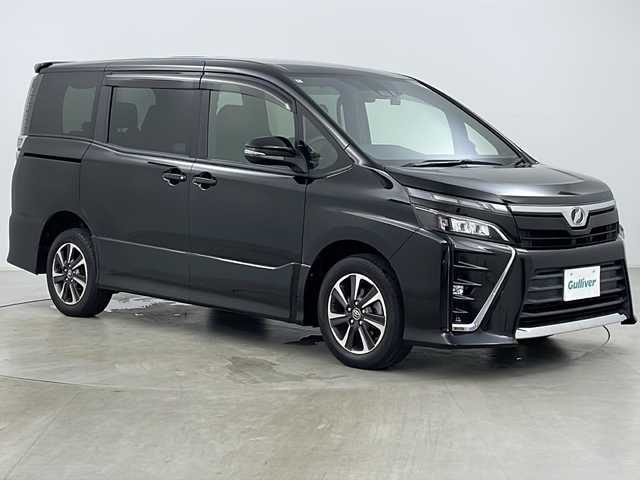 トヨタ ヴォクシー ZS 道央・札幌 2017(平29)年 3.8万km ブラック ・純正ナビ&CD&BT&HDMI&フルセグTV/・両側パワースライドドア/・バックカメラ/・純正フリップダウンモニター/・プリクラッシュセーフティ/・レーンディパーチャーアラート/・先行車発進お知らせ機能/・クルーズコントロール/・クリアランスソナー/・前後ドライブレコーダー/・ビルトインETC/・革調シートカバー/・社外フロアマット/・プッシュスタート/・LEDヘッドライト/・オートライト/・オートマチックハイビーム/・スマートキー