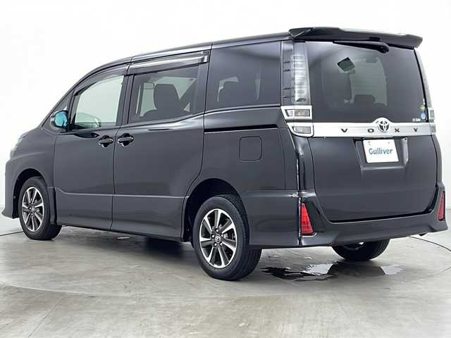 トヨタ ヴォクシー ZS 道央・札幌 2017(平29)年 3.8万km ブラック ・純正ナビ&CD&BT&HDMI&フルセグTV/・両側パワースライドドア/・バックカメラ/・純正フリップダウンモニター/・プリクラッシュセーフティ/・レーンディパーチャーアラート/・先行車発進お知らせ機能/・クルーズコントロール/・クリアランスソナー/・前後ドライブレコーダー/・ビルトインETC/・革調シートカバー/・社外フロアマット/・プッシュスタート/・LEDヘッドライト/・オートライト/・オートマチックハイビーム/・スマートキー