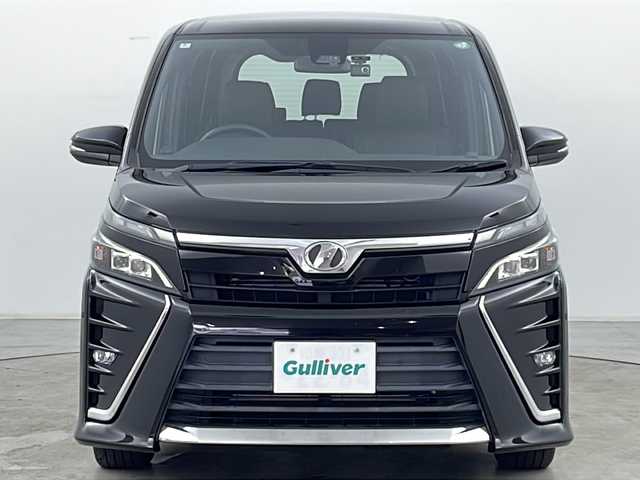 トヨタ ヴォクシー ZS 道央・札幌 2017(平29)年 3.8万km ブラック ・純正ナビ&CD&BT&HDMI&フルセグTV/・両側パワースライドドア/・バックカメラ/・純正フリップダウンモニター/・プリクラッシュセーフティ/・レーンディパーチャーアラート/・先行車発進お知らせ機能/・クルーズコントロール/・クリアランスソナー/・前後ドライブレコーダー/・ビルトインETC/・革調シートカバー/・社外フロアマット/・プッシュスタート/・LEDヘッドライト/・オートライト/・オートマチックハイビーム/・スマートキー
