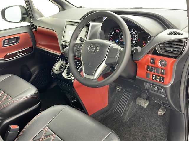 トヨタ ヴォクシー ZS 道央・札幌 2017(平29)年 3.8万km ブラック ・純正ナビ&CD&BT&HDMI&フルセグTV/・両側パワースライドドア/・バックカメラ/・純正フリップダウンモニター/・プリクラッシュセーフティ/・レーンディパーチャーアラート/・先行車発進お知らせ機能/・クルーズコントロール/・クリアランスソナー/・前後ドライブレコーダー/・ビルトインETC/・革調シートカバー/・社外フロアマット/・プッシュスタート/・LEDヘッドライト/・オートライト/・オートマチックハイビーム/・スマートキー
