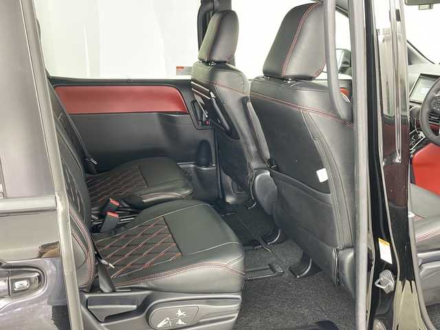 トヨタ ヴォクシー ZS 道央・札幌 2017(平29)年 3.8万km ブラック ・純正ナビ&CD&BT&HDMI&フルセグTV/・両側パワースライドドア/・バックカメラ/・純正フリップダウンモニター/・プリクラッシュセーフティ/・レーンディパーチャーアラート/・先行車発進お知らせ機能/・クルーズコントロール/・クリアランスソナー/・前後ドライブレコーダー/・ビルトインETC/・革調シートカバー/・社外フロアマット/・プッシュスタート/・LEDヘッドライト/・オートライト/・オートマチックハイビーム/・スマートキー