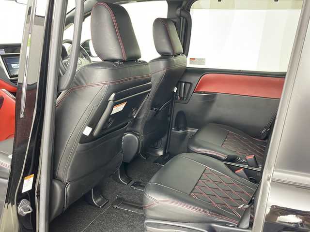 トヨタ ヴォクシー ZS 道央・札幌 2017(平29)年 3.8万km ブラック ・純正ナビ&CD&BT&HDMI&フルセグTV/・両側パワースライドドア/・バックカメラ/・純正フリップダウンモニター/・プリクラッシュセーフティ/・レーンディパーチャーアラート/・先行車発進お知らせ機能/・クルーズコントロール/・クリアランスソナー/・前後ドライブレコーダー/・ビルトインETC/・革調シートカバー/・社外フロアマット/・プッシュスタート/・LEDヘッドライト/・オートライト/・オートマチックハイビーム/・スマートキー