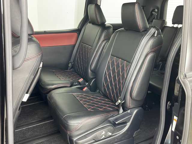 トヨタ ヴォクシー ZS 道央・札幌 2017(平29)年 3.8万km ブラック ・純正ナビ&CD&BT&HDMI&フルセグTV/・両側パワースライドドア/・バックカメラ/・純正フリップダウンモニター/・プリクラッシュセーフティ/・レーンディパーチャーアラート/・先行車発進お知らせ機能/・クルーズコントロール/・クリアランスソナー/・前後ドライブレコーダー/・ビルトインETC/・革調シートカバー/・社外フロアマット/・プッシュスタート/・LEDヘッドライト/・オートライト/・オートマチックハイビーム/・スマートキー